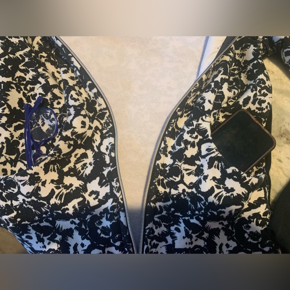 LULULEMON ATHLETICA Hoodie ZipUp jacket. Heavyduty Thick jacket- cold weather!! - Picture 4 of 12